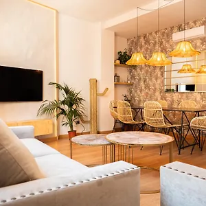 stylish-apartment-in-the-heart-of-malaga-with-pool.es-andalucia.com/